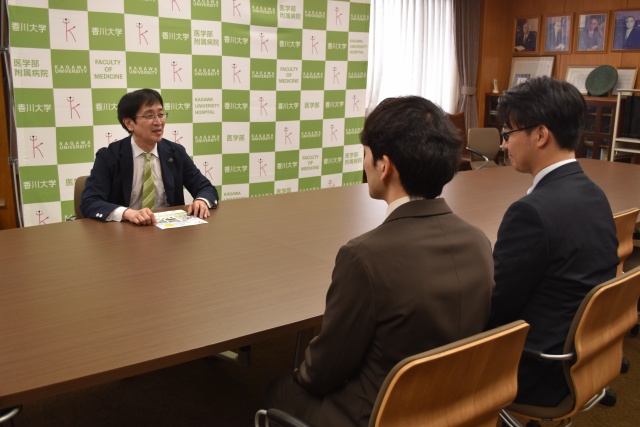 御礼の挨拶を述べる西山医学部長