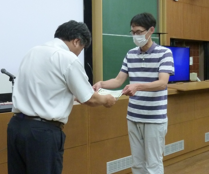 桑原副医学部長から若松さんへ贈呈