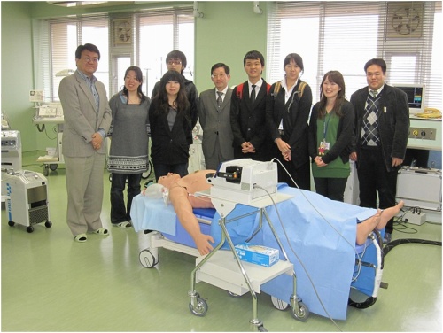 徳島文理大学を訪問し、模擬手術室を見学。学生たちとの交流も行った。