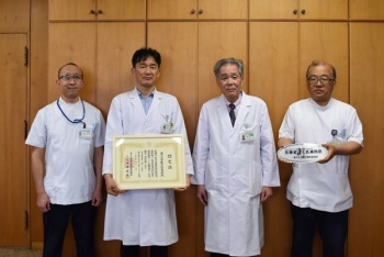 左から、門田診療放射線技師長、柴田放射線部長、田宮病院長、笹川前診療放射線技師長