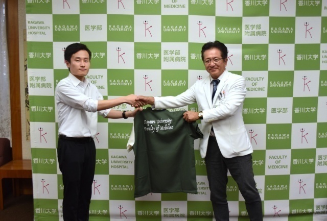 杉元病院長から贈呈