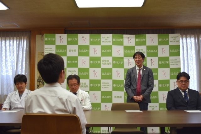 挨拶をする西山医学部長