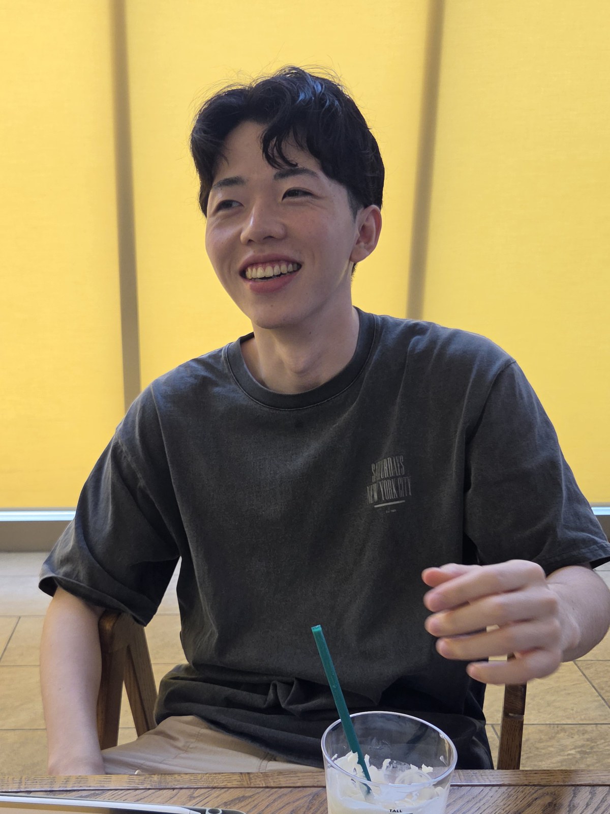 インタビューに応じる三谷さん