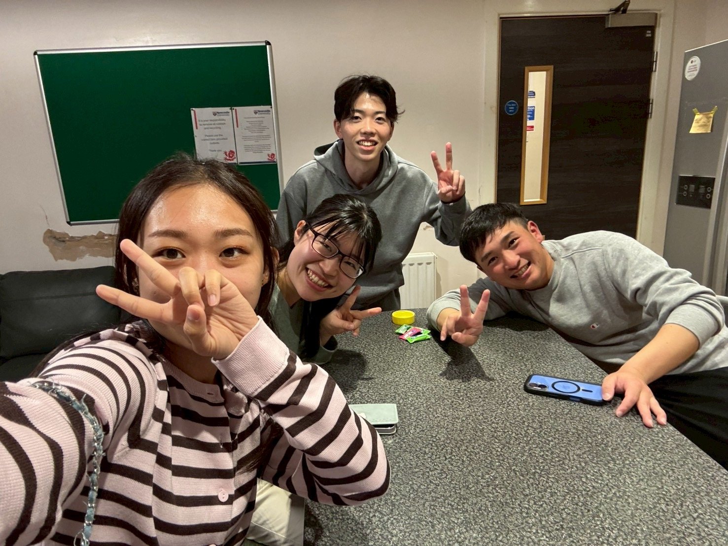 共用キッチン。香川大学から参加した4人が自然と集まった