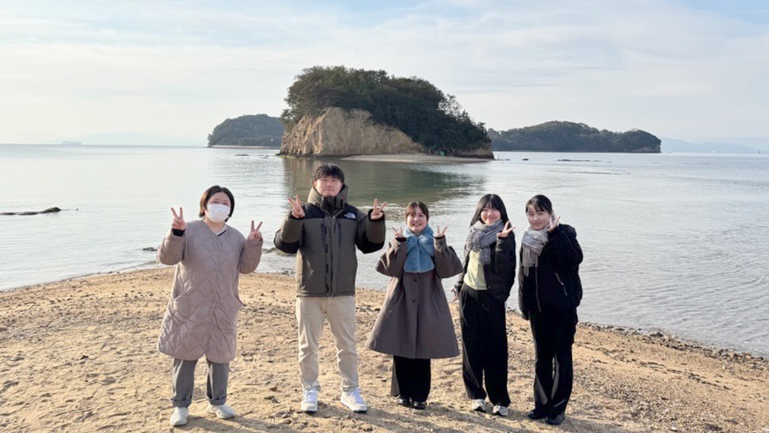 小豆島でのフィールドワークに参加した学生
