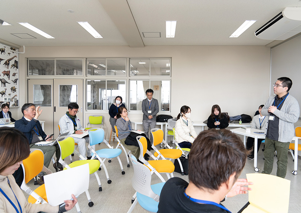 小豆島で調査結果を報告する学生