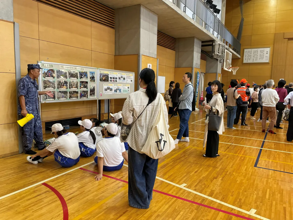 新番丁小学校の避難訓練に参加する学生