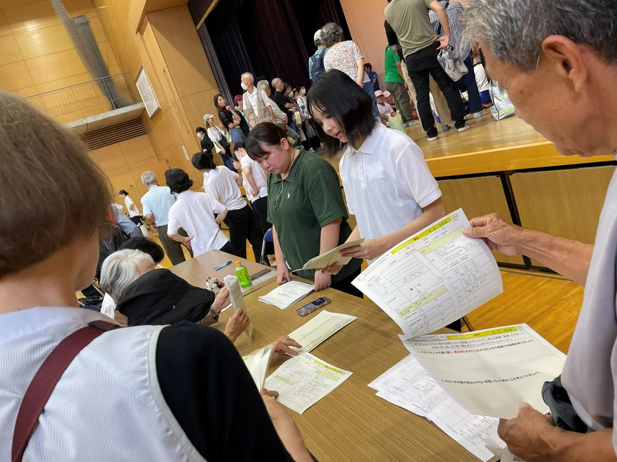 新番丁小学校の避難訓練に参加する学生