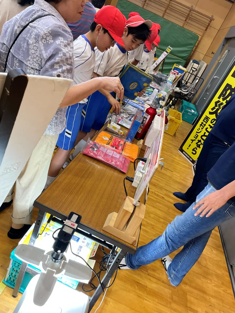 新番丁小学校の避難訓練に参加する学生